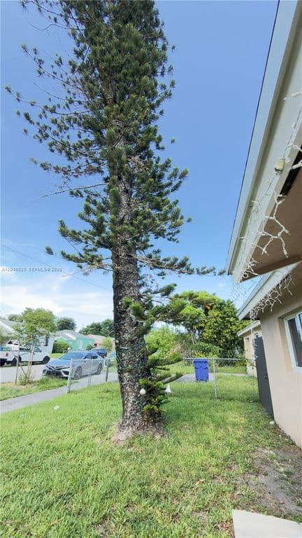 4+1 Müstakil ev — 920 NW 65th St