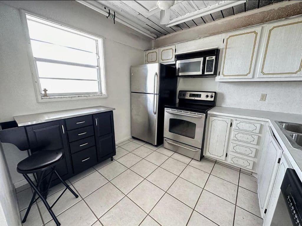 2+1 Condo — 2601 NE 3rd Court #4100