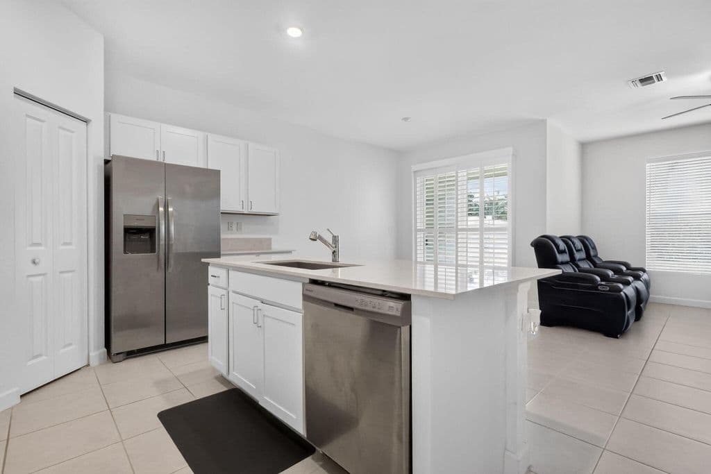 3-bedroom Property — 4168 Lagoon Shore Drive