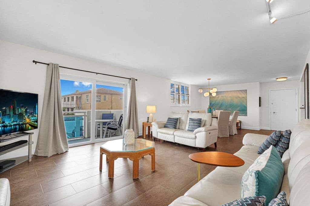 2+1 Condo — 1701 S Ocean Drive #203