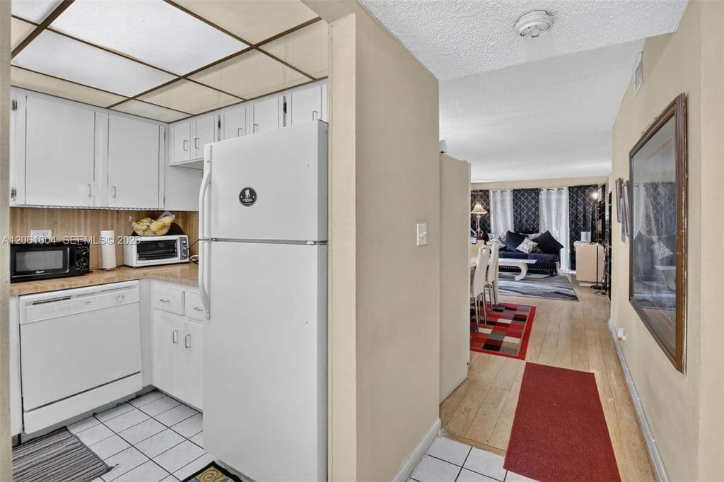 2-bedroom Condo — 3531 Inverrary Dr APT 101