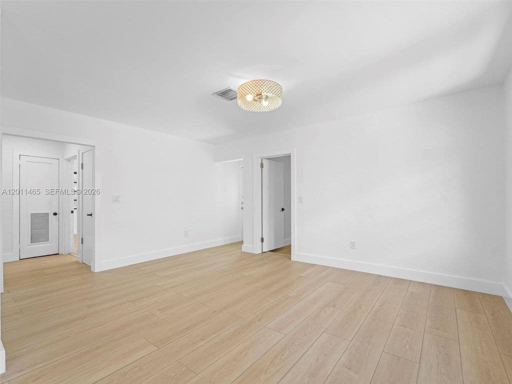5+1 Müstakil ev — 521 SW 64th Ct