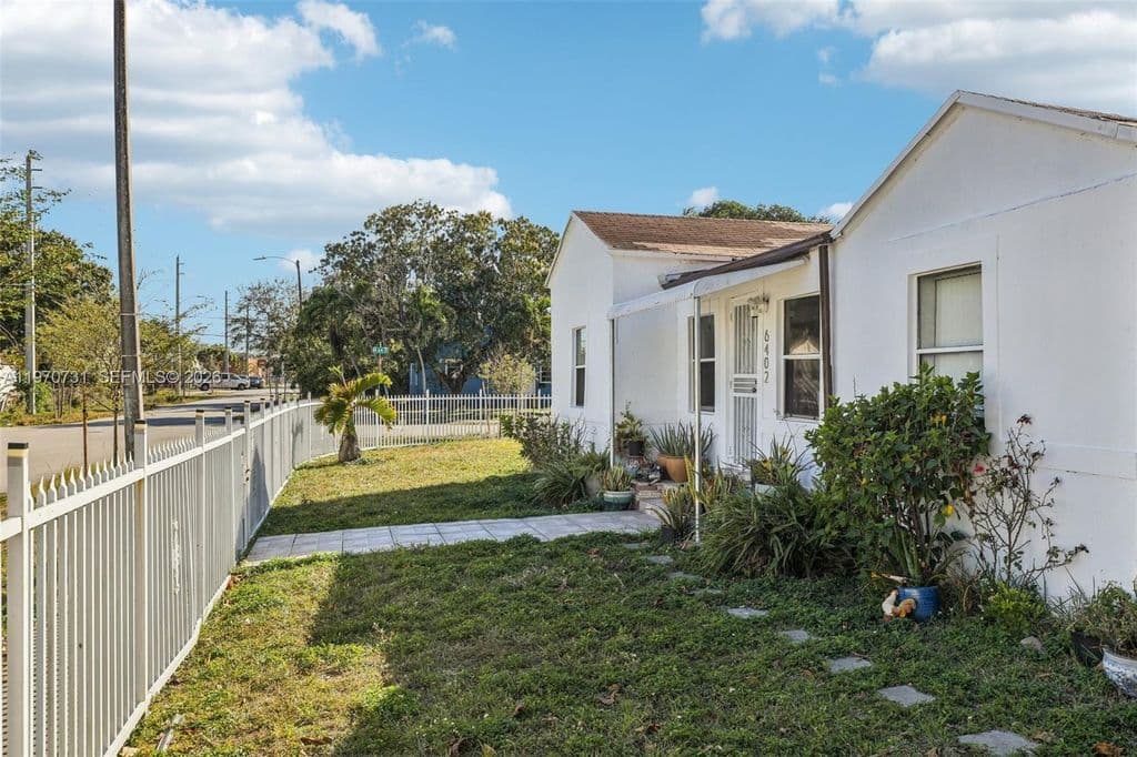 4+1 Müstakil ev — 6402 NW 8th Ave