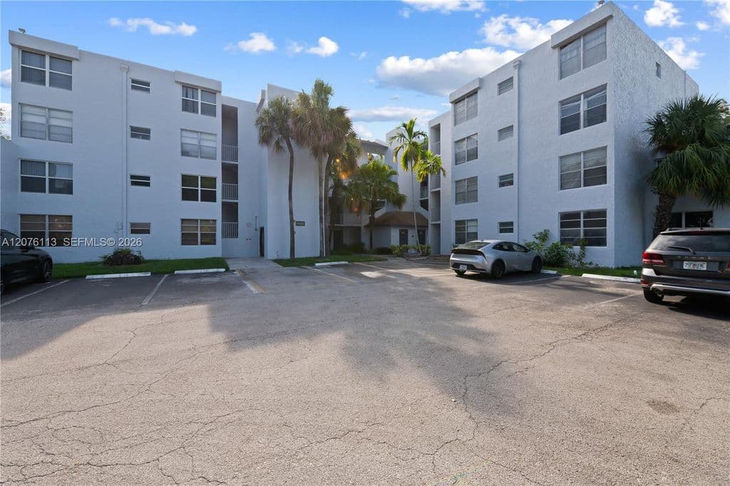 2-bedroom Condo — 9400 Live Oak Pl APT 305