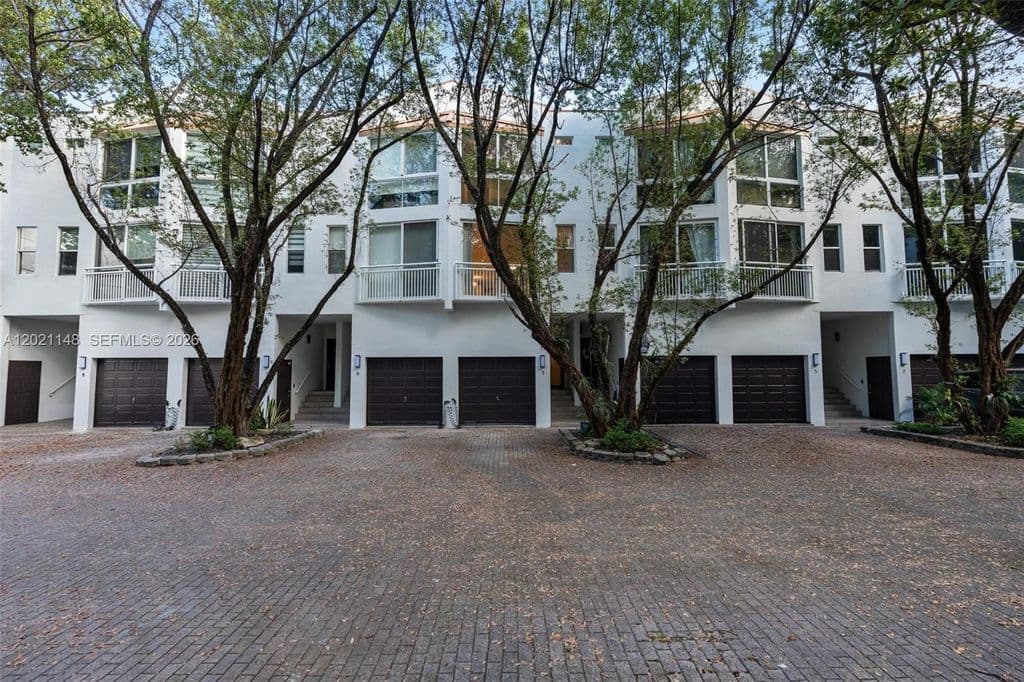 3+1 Condo — 325 Meridian Ave APT 5