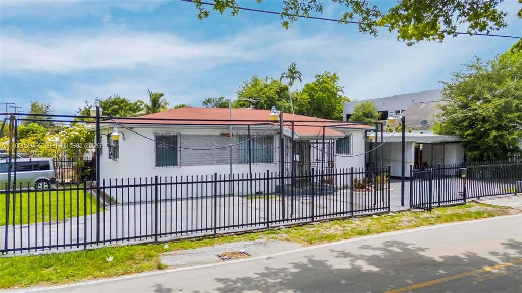 4+1 Müstakil ev — 2300 NW 9th St