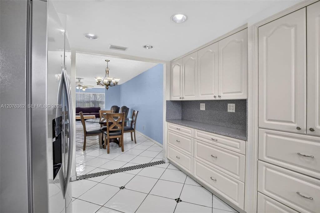 2-bedroom Condo — 9721 Sunrise Lakes Blvd APT 102