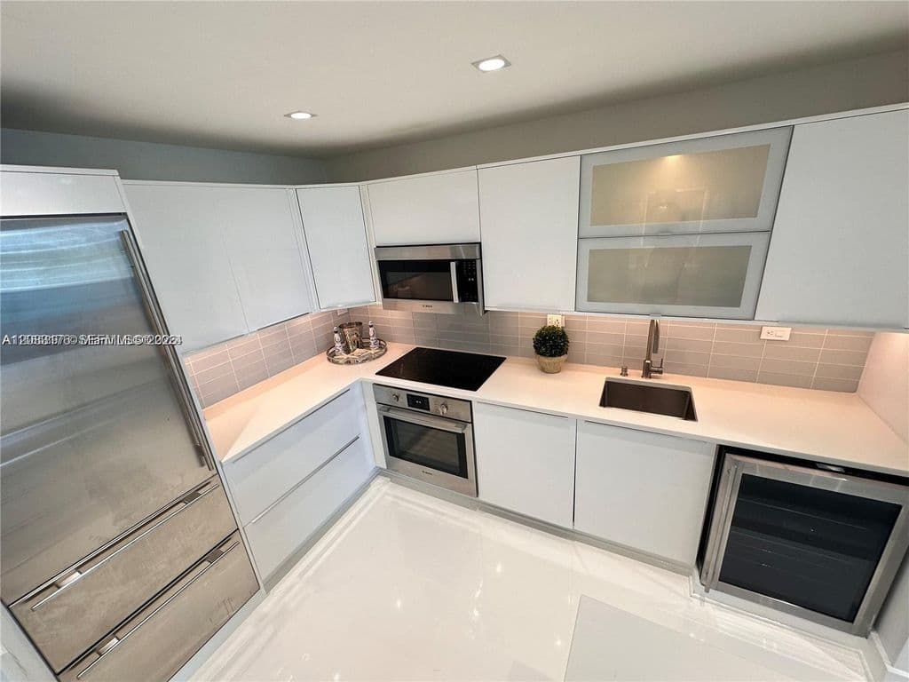 Condo — 2301 Collins Ave APT 611