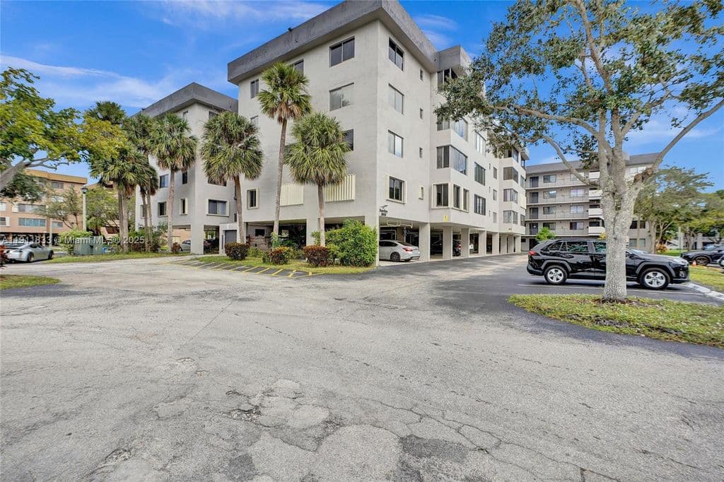 3-bedroom Condo — 8010 Hampton Blvd APT 211