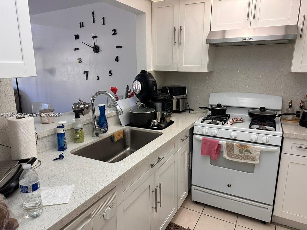 1-bedroom Condo — 18101 NW 68th Ave APT C202