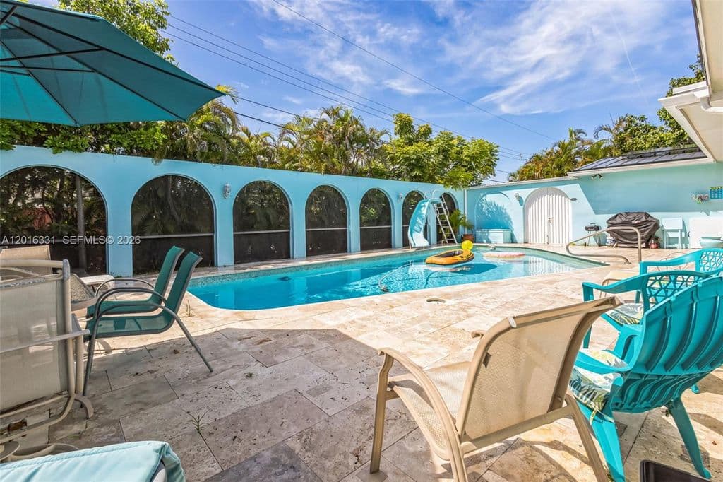 4+1 Müstakil ev — 633 N Crescent Dr