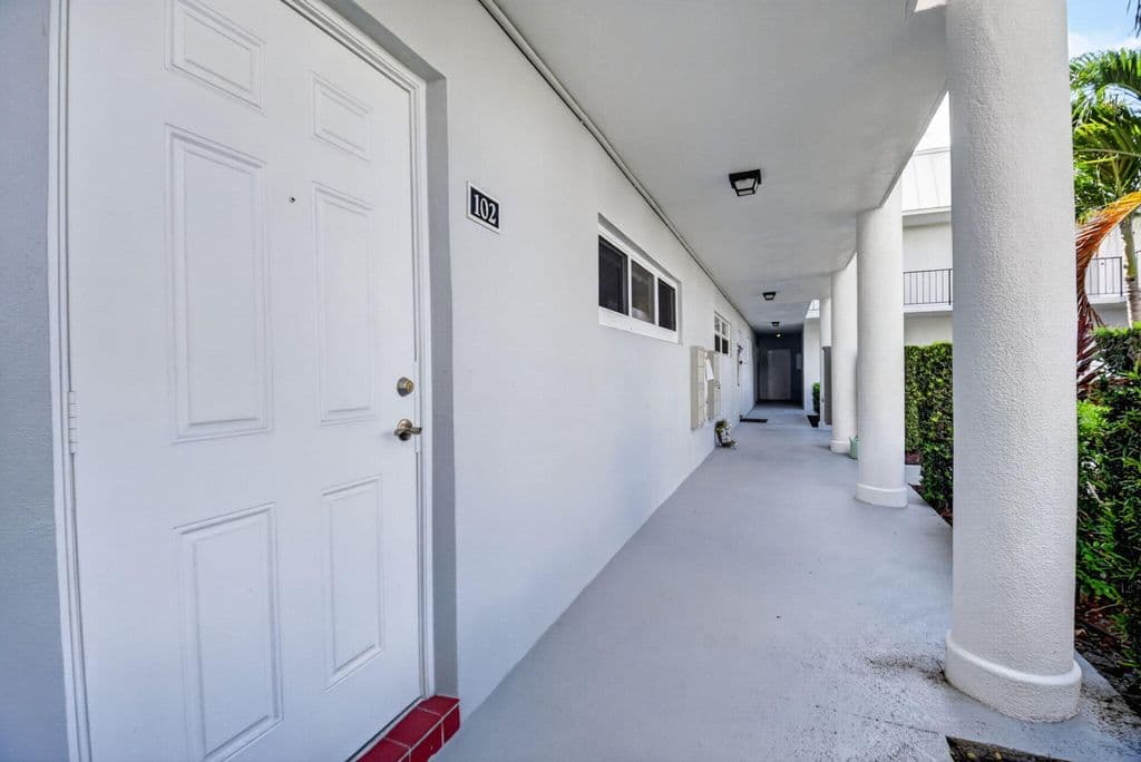 1-bedroom Condo — 32 COLONIAL CLUB Drive #102