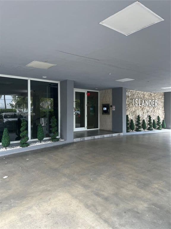 1-bedroom Condo — 1255 Collins Ave APT 705