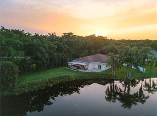 4-bedroom Single-Family Home — 720 S Old Nob Hill Rd, Plantation, 33324