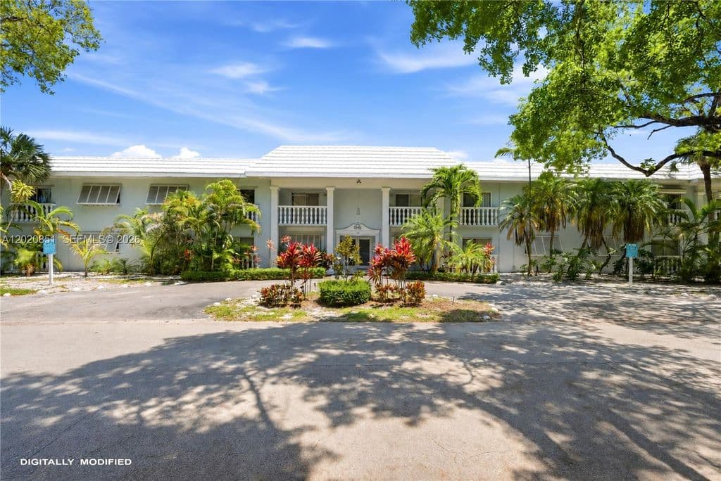 2+1 Condo — 1200 Mariposa Ave APT E104