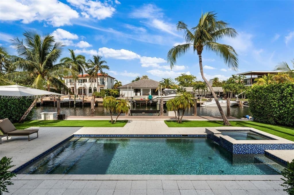 4+1 Mülk — 13040 N Bayshore Dr