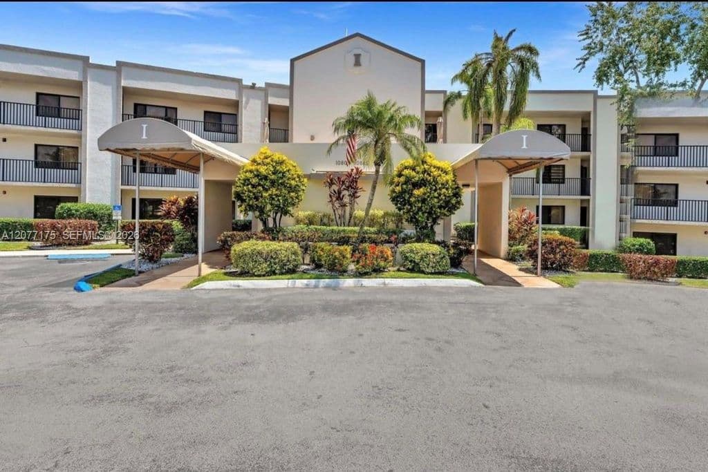2+1 Condo — 10847 W Clairmont Cir #302