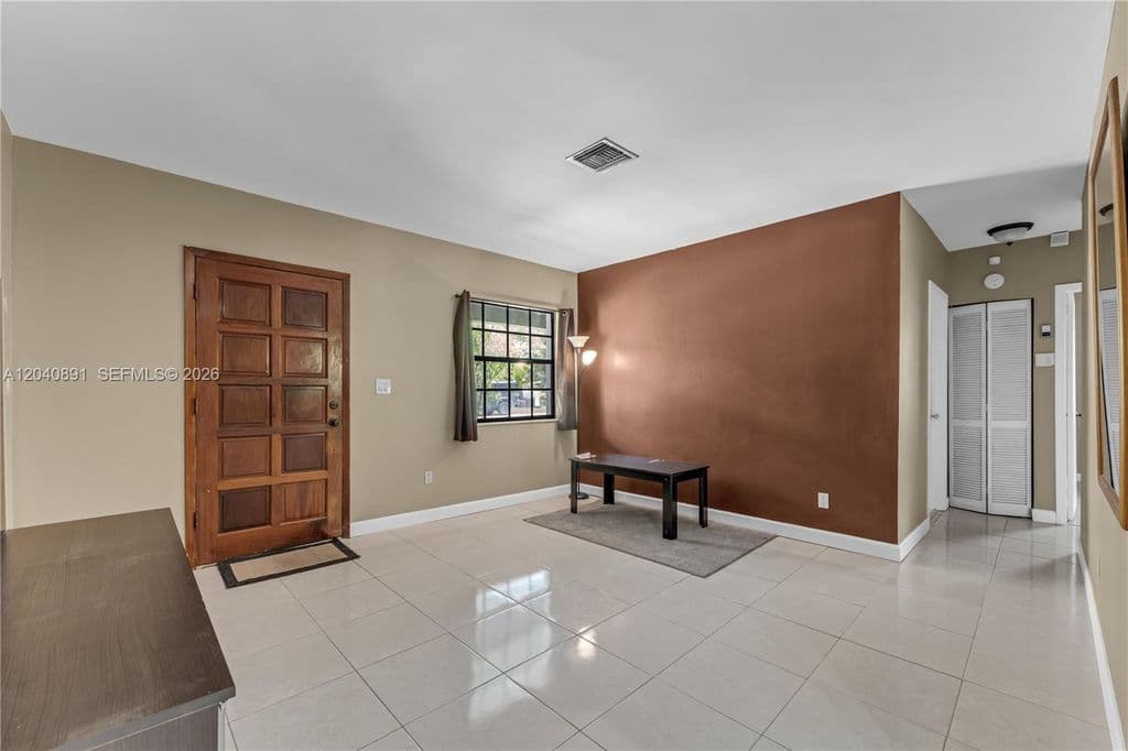 4+1 Müstakil ev — 6860 SW 18th St