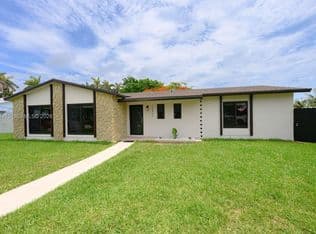 4+1 Müstakil ev — 18451 SW 90th Ave, Cutler Bay, 33157
