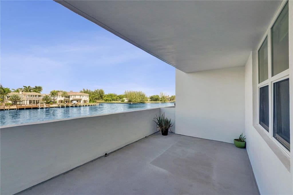 1+1 Condo — 1400 S Ocean Dr APT 205