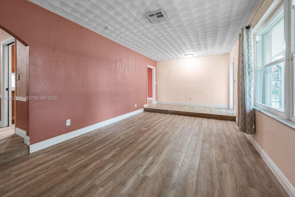 4+1 Müstakil ev — 8331 SW 156th St