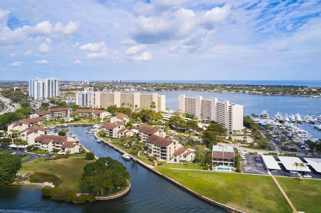 2+1 Condo — 136 Lakeshore Drive #211