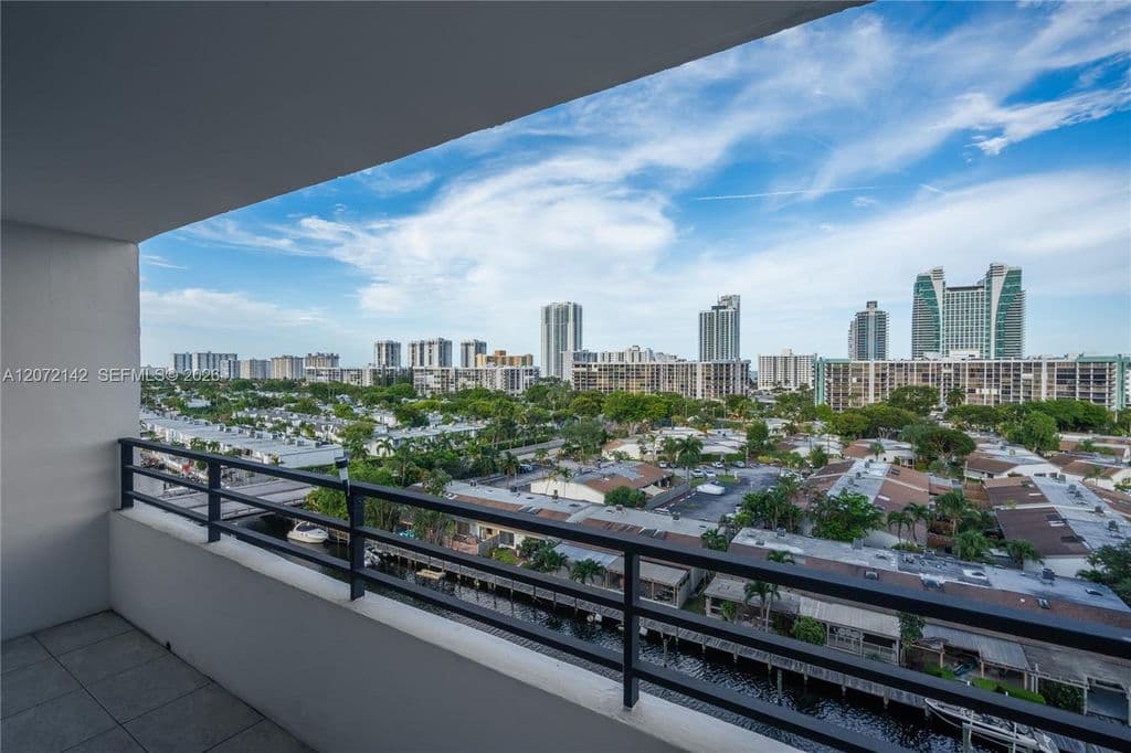 1-bedroom Condo — 2500 Parkview Dr APT 1004