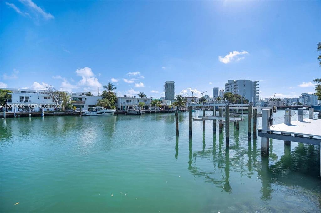 2+1 Condo — 7207 Bay Dr APT 11