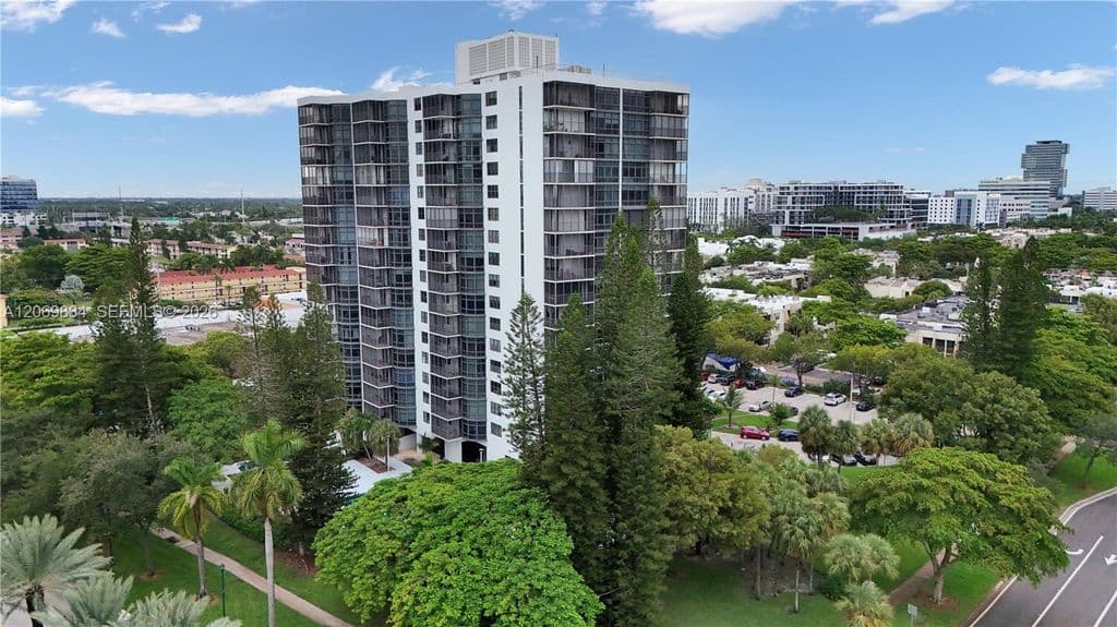 2+1 Condo — 20100 W Country Club Dr APT 204