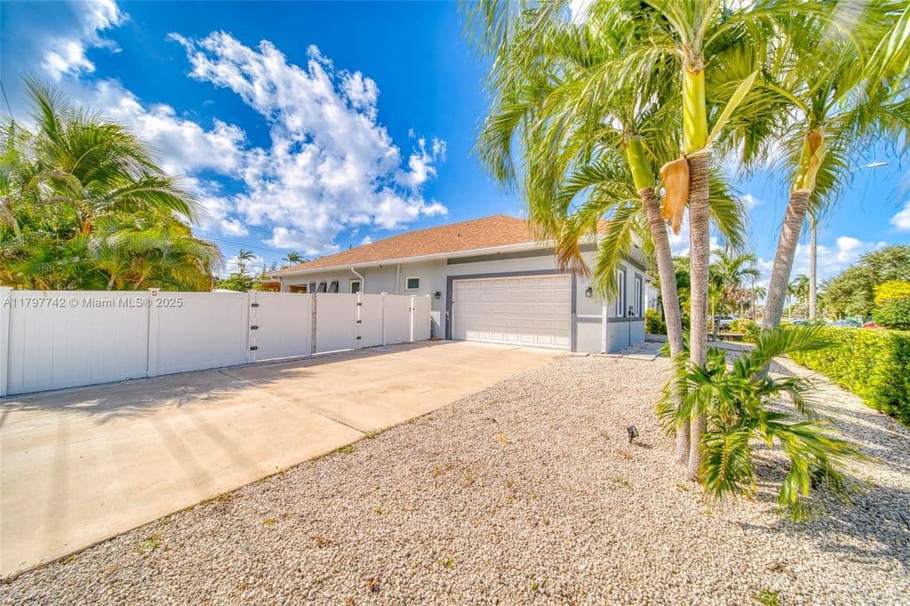 3+1 Müstakil ev — 207 SW 11th St