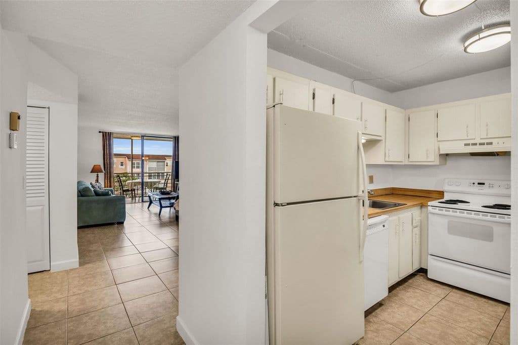 2+1 Condo — 2840 Somerset Drive #403
