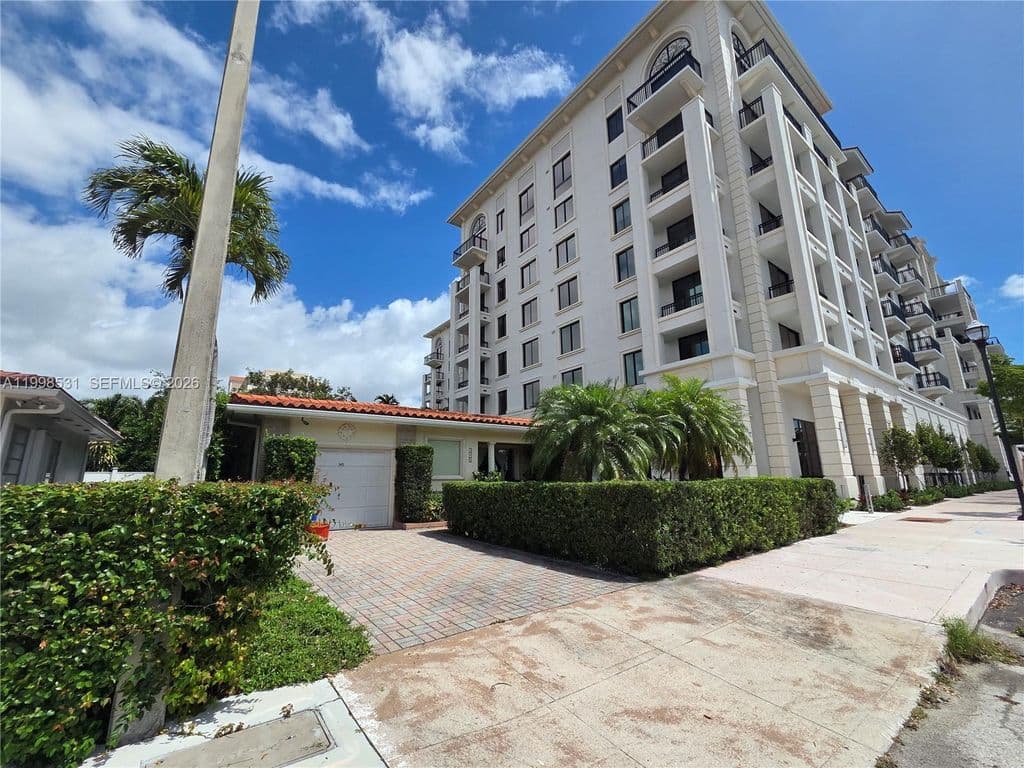 2+1 Müstakil ev — 345 Malaga Ave