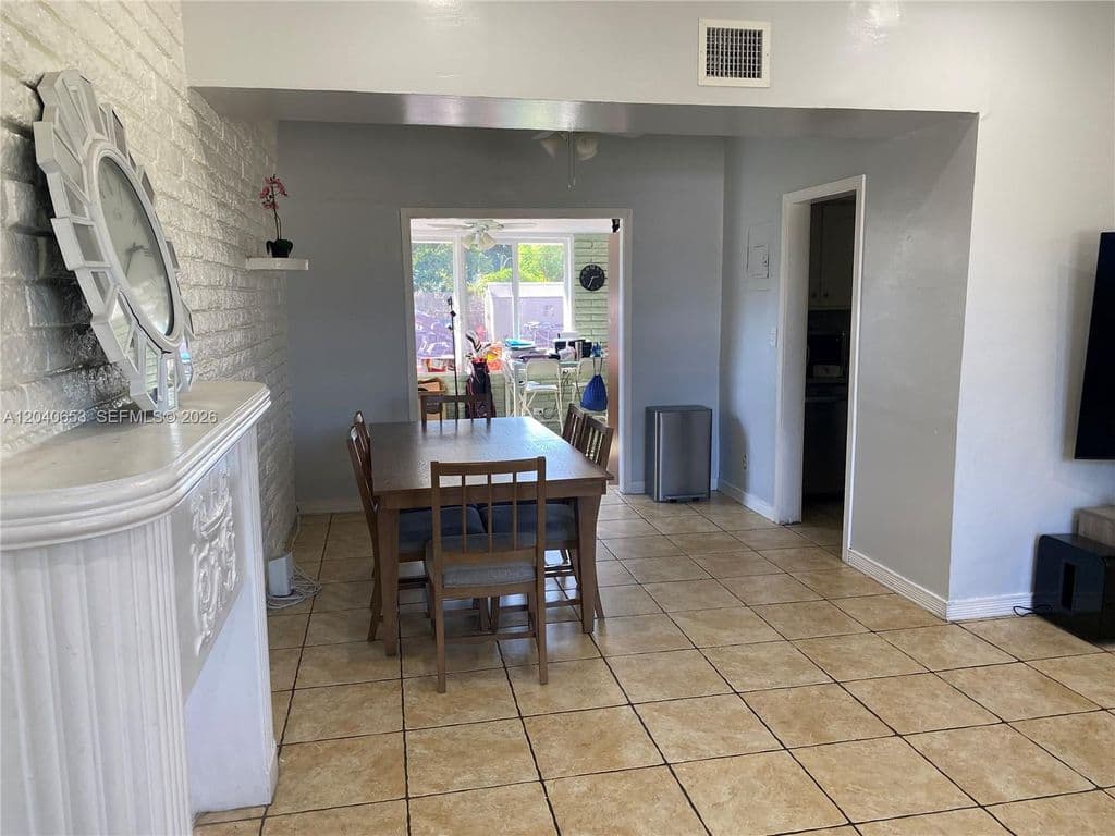 4+1 Müstakil ev — 540 NW 111th St