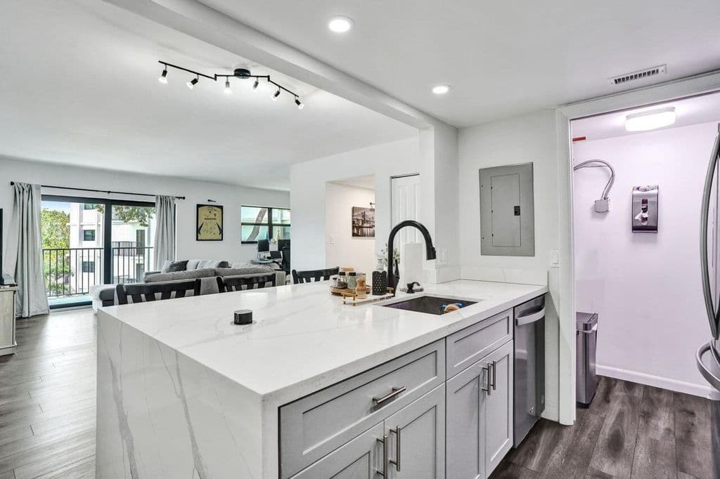 2+1 Condo — 1000 RIVER REACH Drive #321