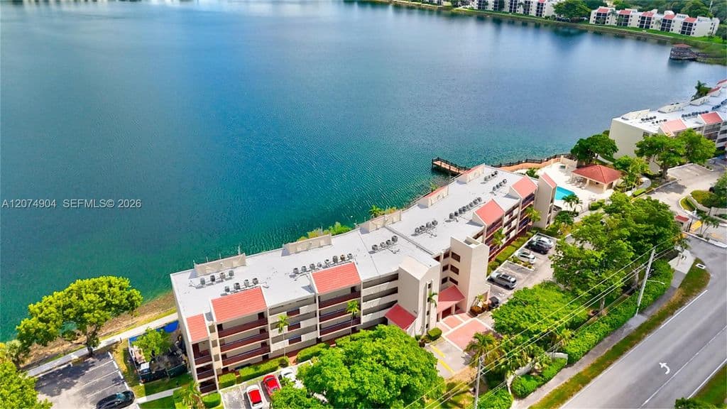 2-bedroom Condo — 114 Lake Emerald Dr APT 409