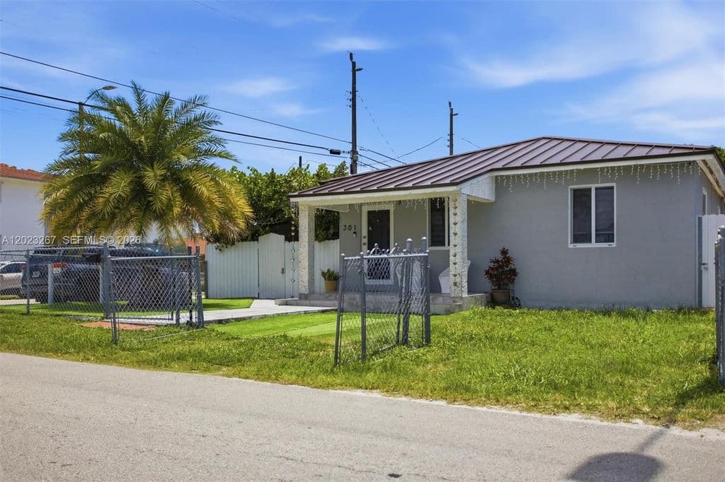 5+1 Müstakil ev — 301 SW 36th Ave