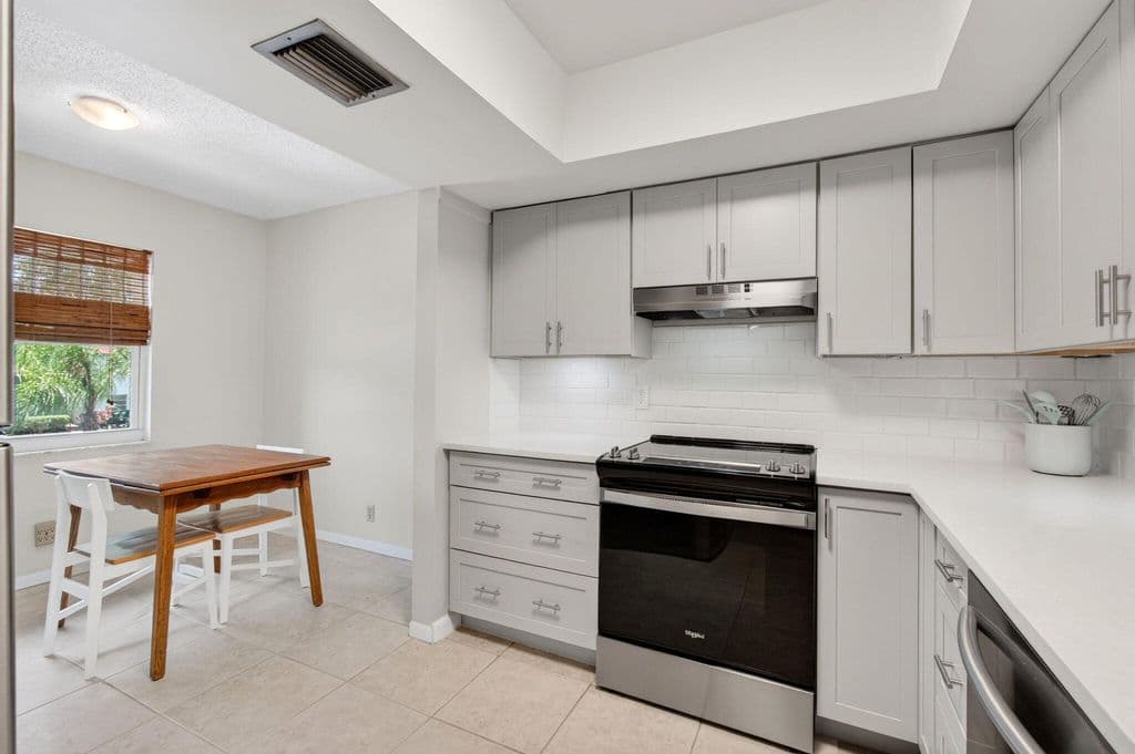2-bedroom Condo — 6600 S Oriole Boulevard