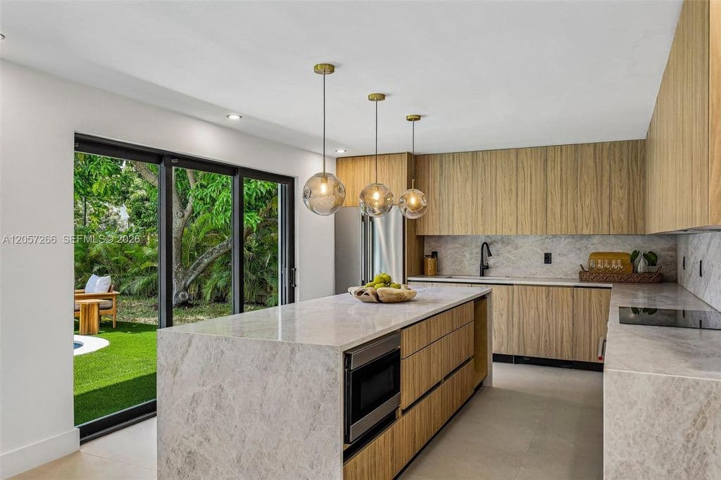 4+1 Müstakil ev — 8835 NE 9th Ct