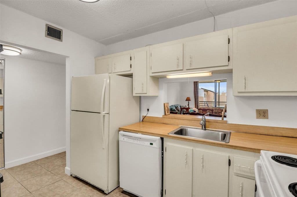 2+1 Condo — 2840 Somerset Drive #403