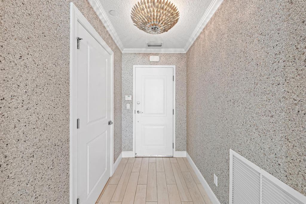 3-bedroom Condo — 411 Bay Colony Drive N