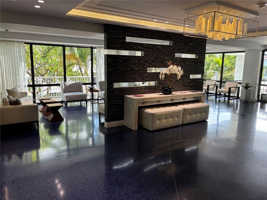 2+1 Condo — 4301 Collins Ave APT 402