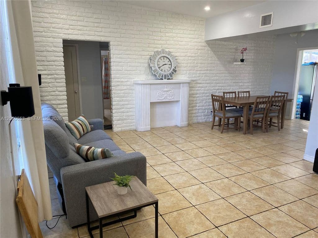 4+1 Müstakil ev — 540 NW 111th St