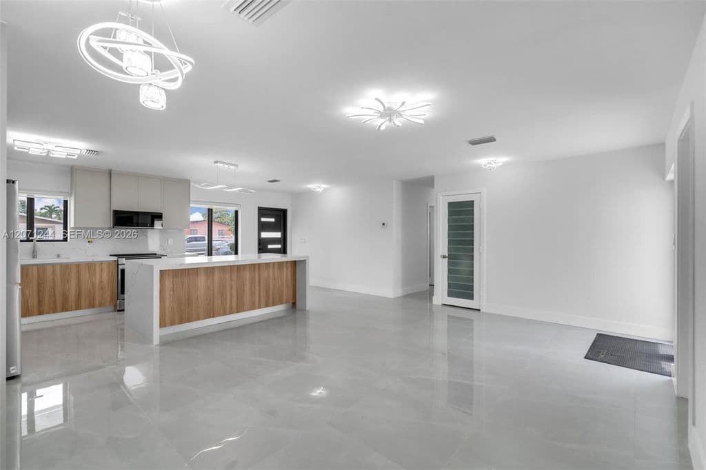5-bedroom Single-Family Home — 4450 NW 169th Ter