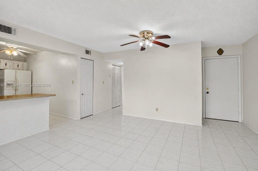 2+1 Condo — 4241 NW 19th St APT 172