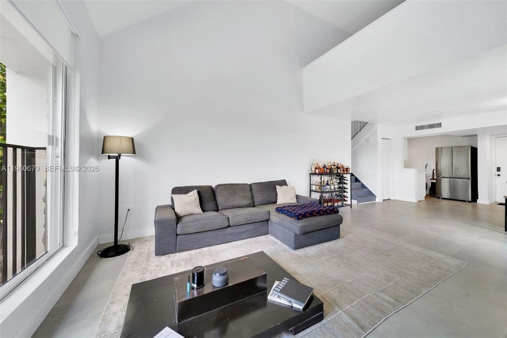 1+1 Condo — 6900 N Kendall Dr APT A303