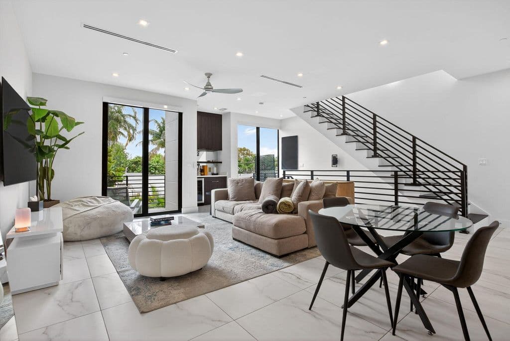 3-bedroom Property — 1044 N VICTORIA PARK Road
