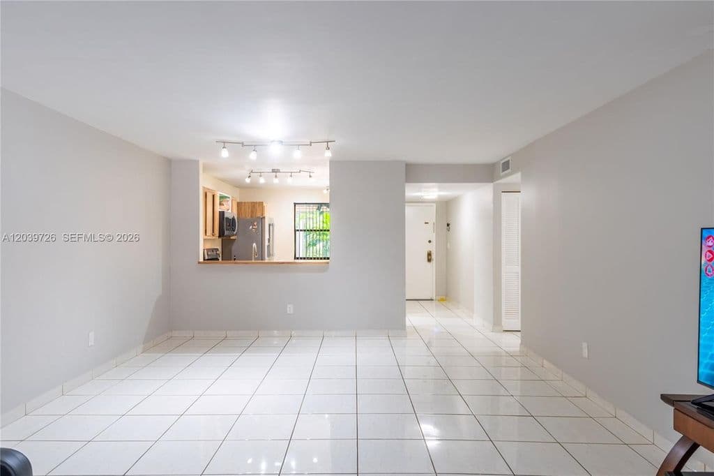 2+1 Condo — 601 Ives Dairy Rd APT 101-8