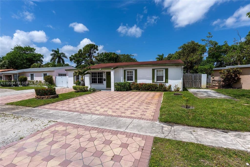 3+1 Müstakil ev — 807 SW 26th Ct