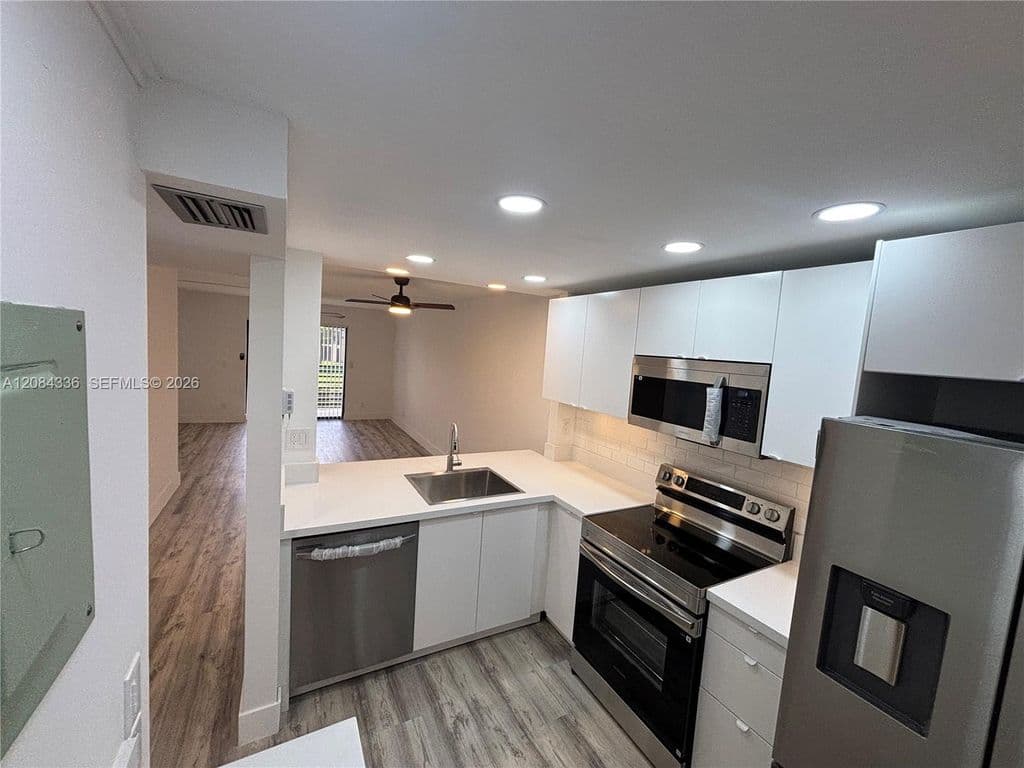 2-bedroom Condo — 10304 Sunrise Lakes Blvd APT 209