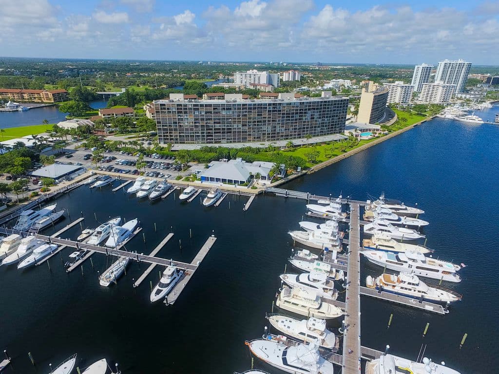2+1 Condo — 136 Lakeshore Drive #211